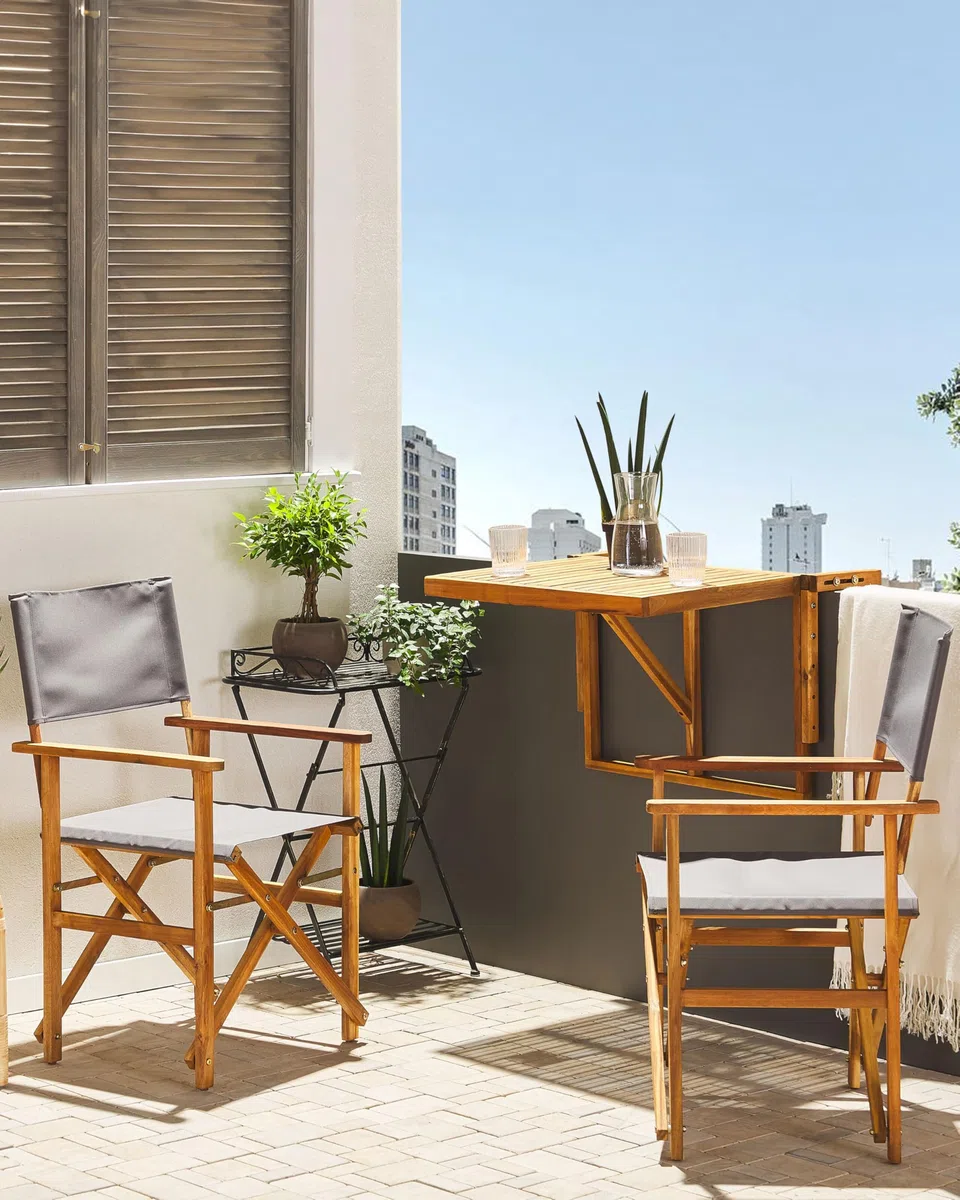 Beliani 2 Chaises Fauteuils Metteur en Scène Pliantes en Bois Acacia Clair avec Accoudoirs et Assise Gris Idéales pour Jardin Boho et Rétro