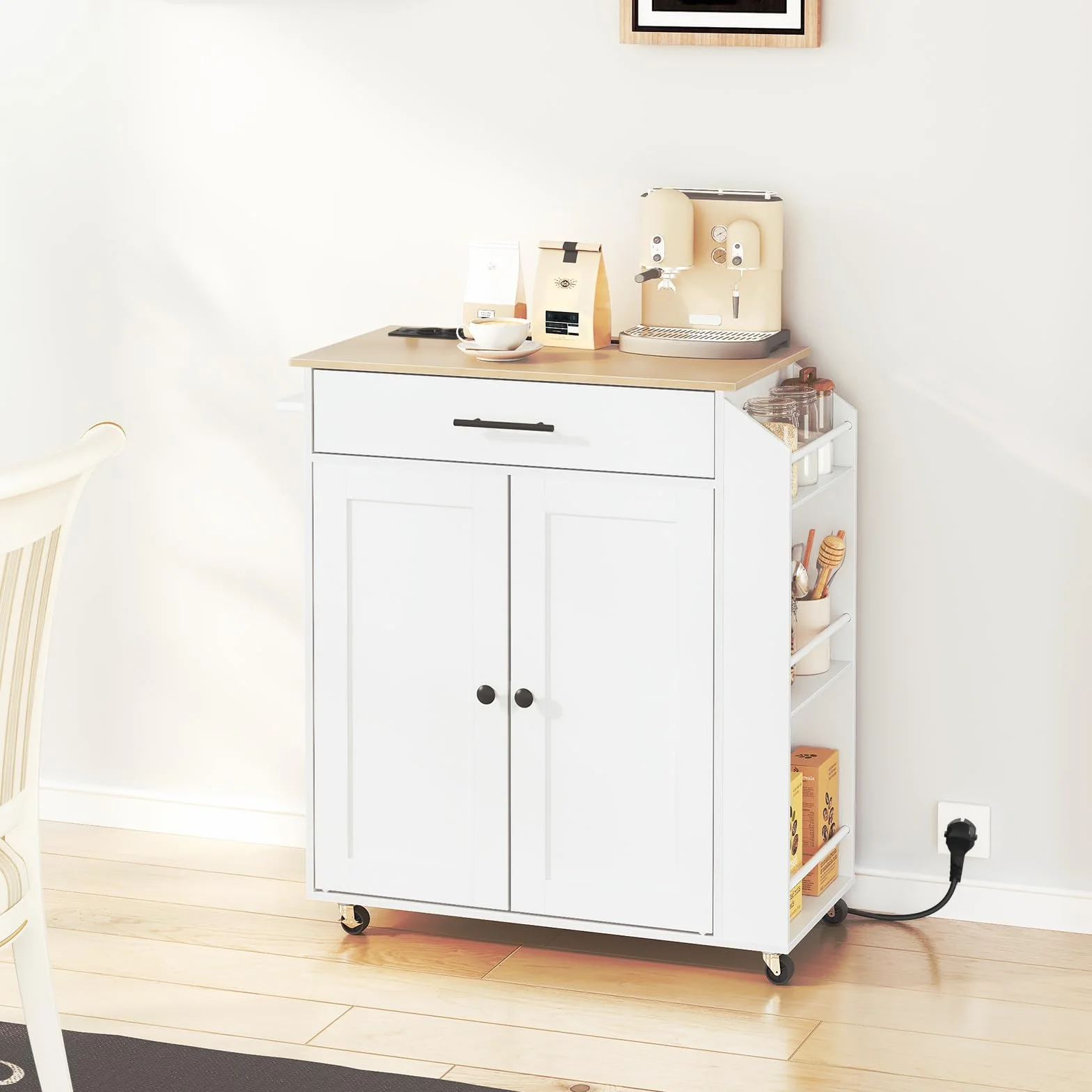 HOOBRO Desserte d’Îlot Cuisine avec multiprise, Buffet à roulettes avec tiroir, Chariot de Cuisine avec Porte-épices, 80,8 x 38 x 86 cm, Blanc et Couleur Bois EWN82CZD01
