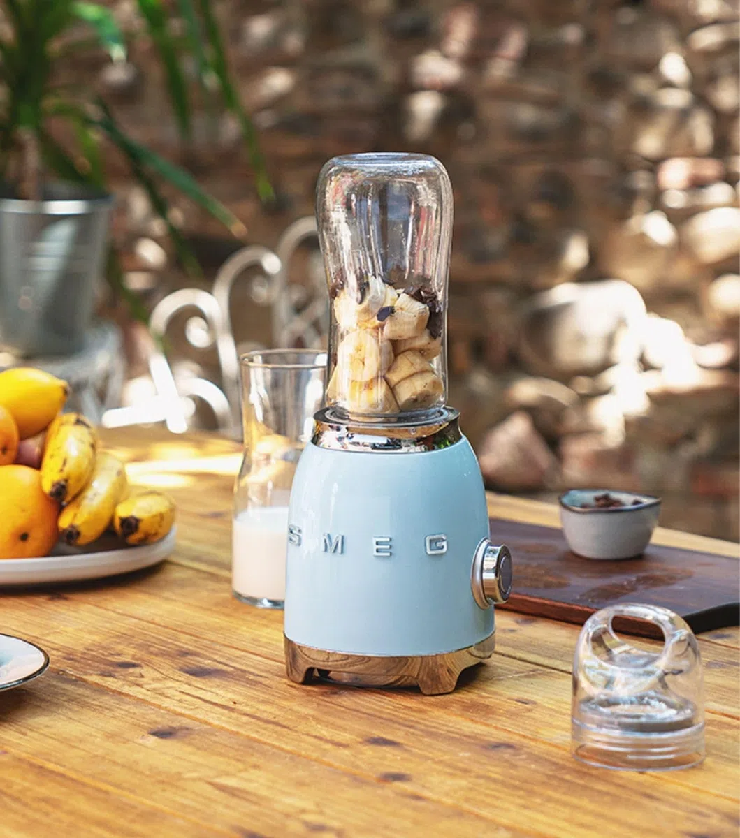 Smeg, Mini-Blender PBF00PBEU, 2 Niveaux de Vitesse, Blocage Moteur de Sécurité, 1 Bouteille de 600 ml Fournie, Base Antidérapante, Range cordon Intégré, 300W, Bleu Clair Pastel