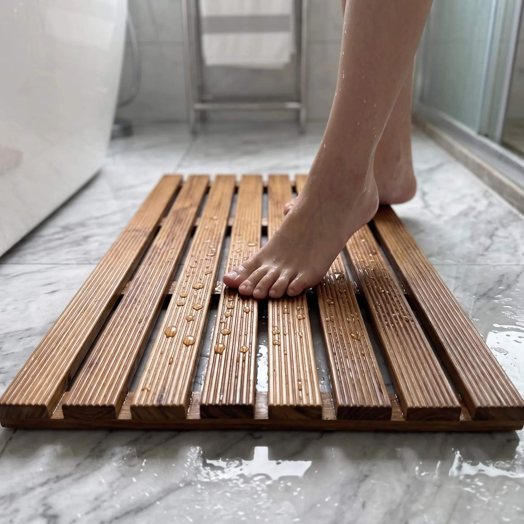 Caillebotis de Douche en Bois de Teck, 80 * 50cm, Grand Tapis de Bain avec des Patins Antidérapants, Tapis de Douche, Paillassons pour Sauna et Salle de Bain