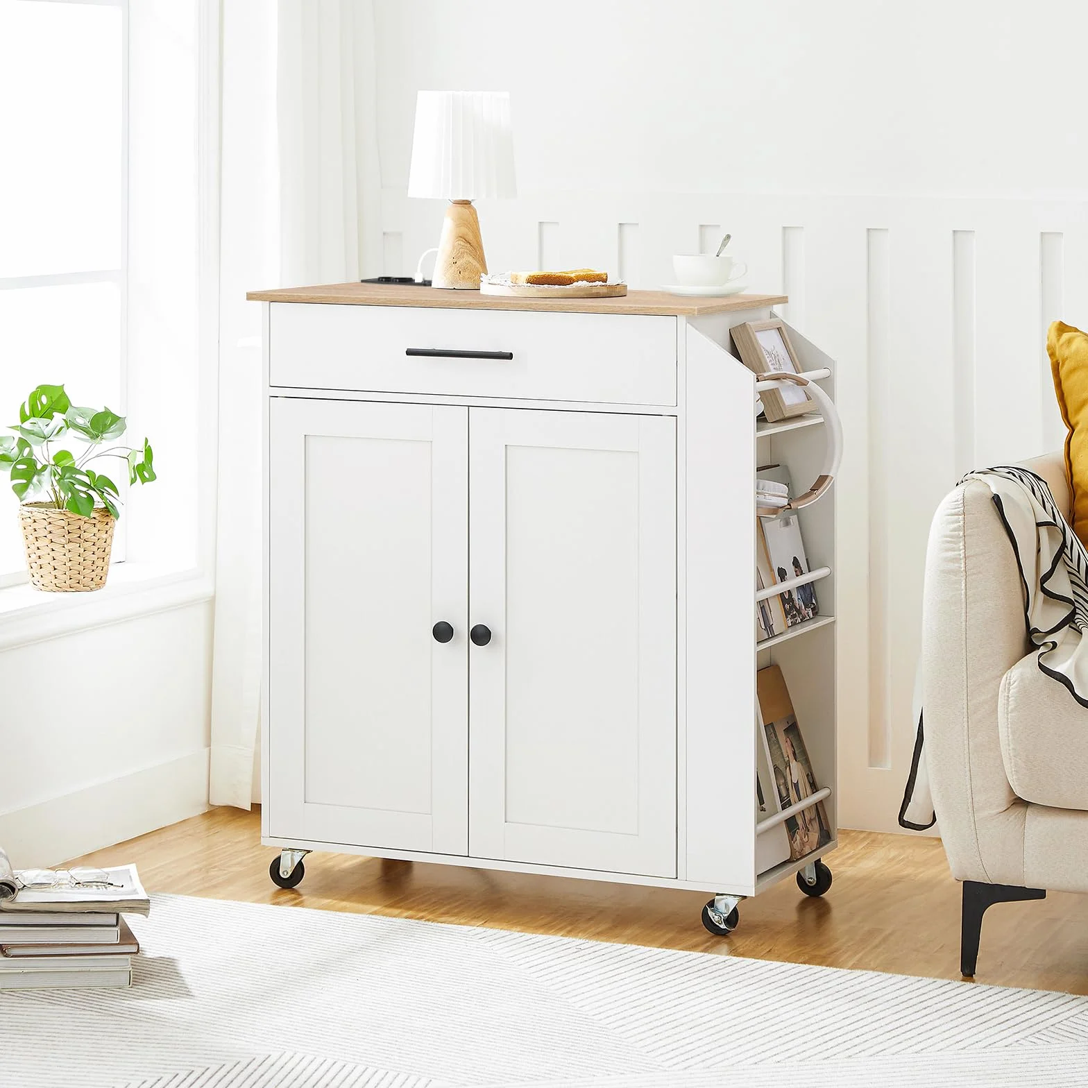 HOOBRO Desserte d’Îlot Cuisine avec multiprise, Buffet à roulettes avec tiroir, Chariot de Cuisine avec Porte-épices, 80,8 x 38 x 86 cm, Blanc et Couleur Bois EWN82CZD01